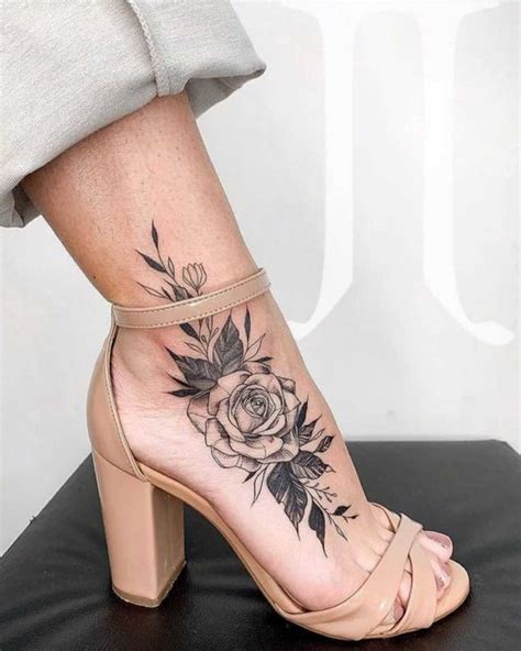 tatuajes de mujer en el pie|Ideas bellas de tatuajes en pies para mujeres